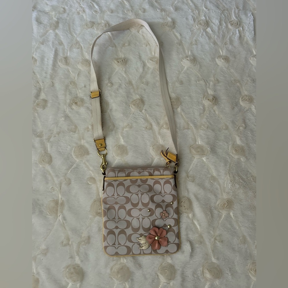 NEW Coach Cream Signature Crossbody with Floral Accent AUTHENTIC